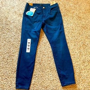 Mid rise skinny jeans with butt lift